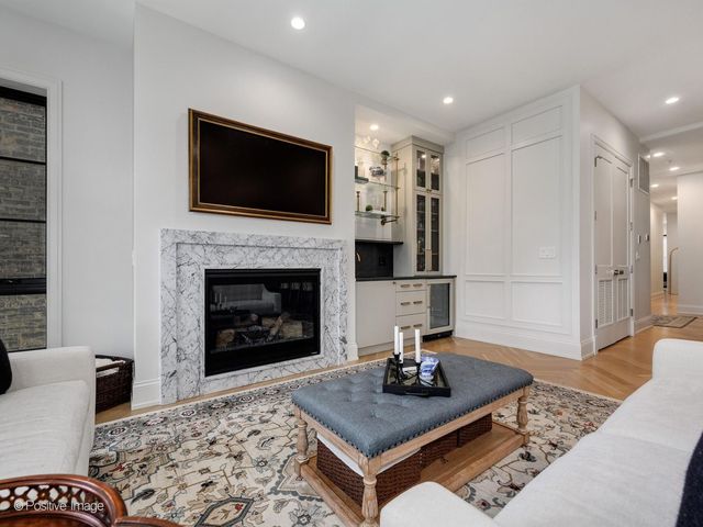 855 W Lill Avenue 2, Chicago, IL 60614