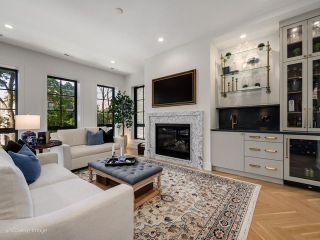 855 W Lill Avenue 2, Chicago, IL 60614