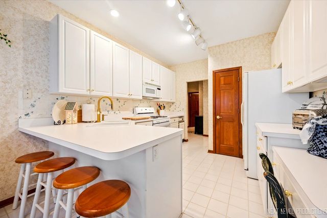 1919 Waverly Circle, St. Charles, IL 60174