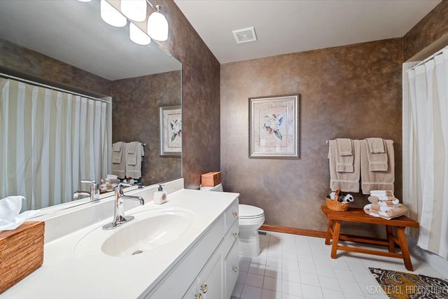 1919 Waverly Circle, St. Charles, IL 60174