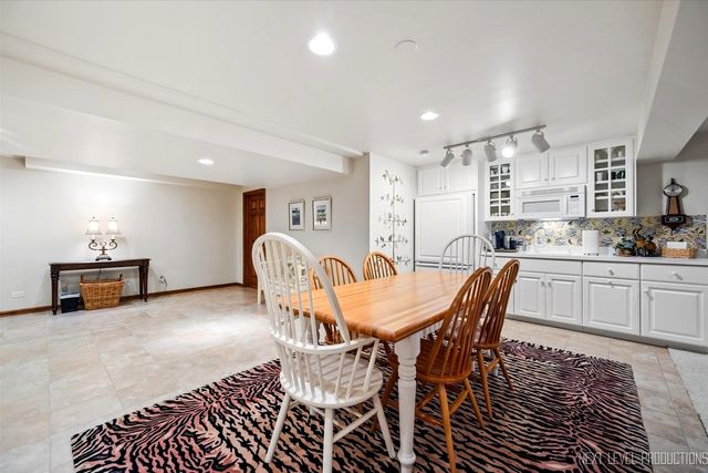 1919 Waverly Circle, St. Charles, IL 60174