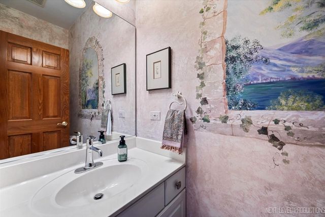 1919 Waverly Circle, St. Charles, IL 60174