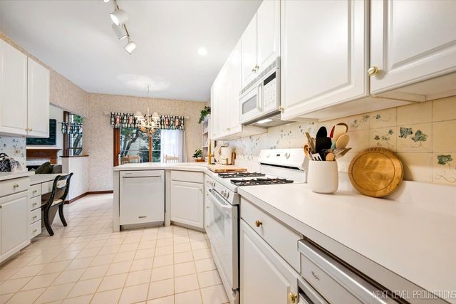 1919 Waverly Circle, St. Charles, IL 60174