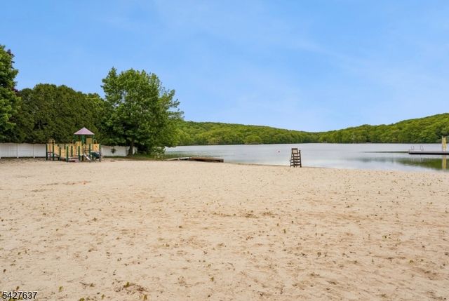 6 Waters Edge, Kinnelon Boro, NJ 07405