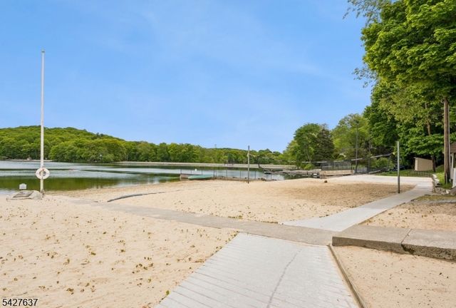 6 Waters Edge, Kinnelon Boro, NJ 07405