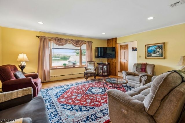 6 Waters Edge, Kinnelon Boro, NJ 07405