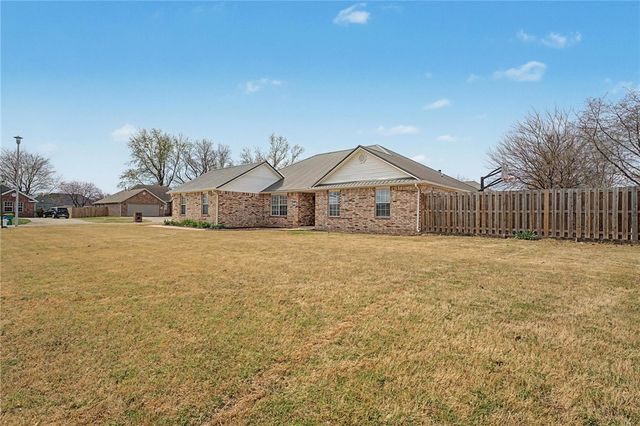 801 Pinoak Street, Centerton, AR 72719