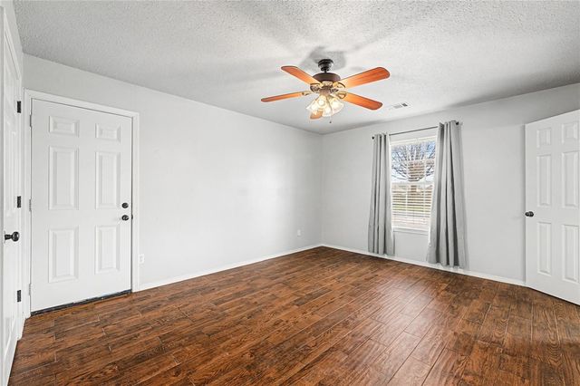 801 Pinoak Street, Centerton, AR 72719