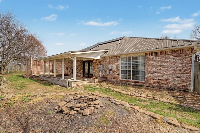801 Pinoak Street, Centerton, AR 72719