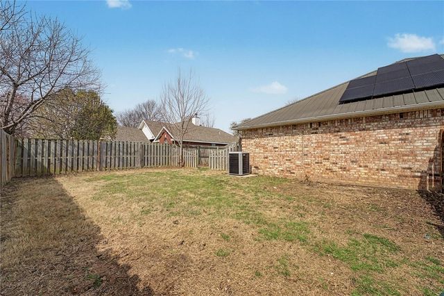 801 Pinoak Street, Centerton, AR 72719
