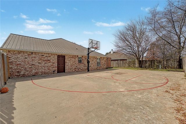 801 Pinoak Street, Centerton, AR 72719