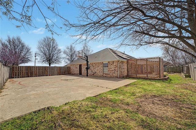 801 Pinoak Street, Centerton, AR 72719