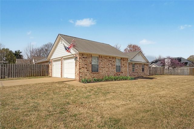 801 Pinoak Street, Centerton, AR 72719