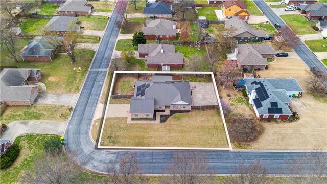 801 Pinoak Street, Centerton, AR 72719