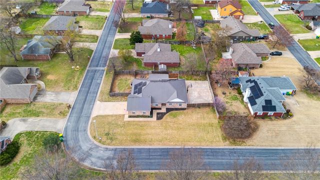 801 Pinoak Street, Centerton, AR 72719
