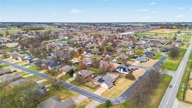 801 Pinoak Street, Centerton, AR 72719