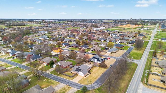 801 Pinoak Street, Centerton, AR 72719