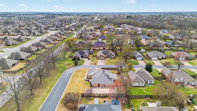 801 Pinoak Street, Centerton, AR 72719