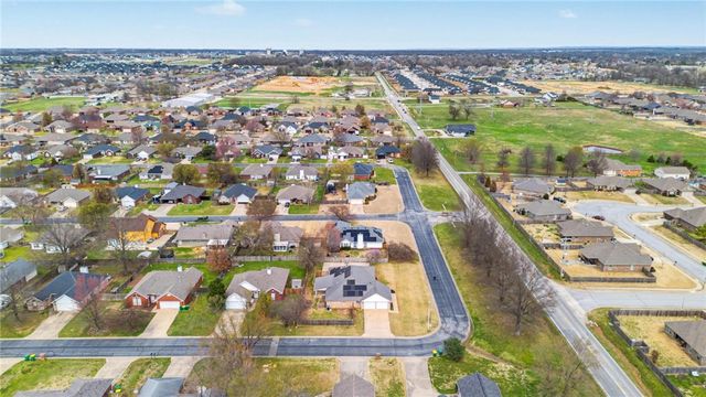 801 Pinoak Street, Centerton, AR 72719