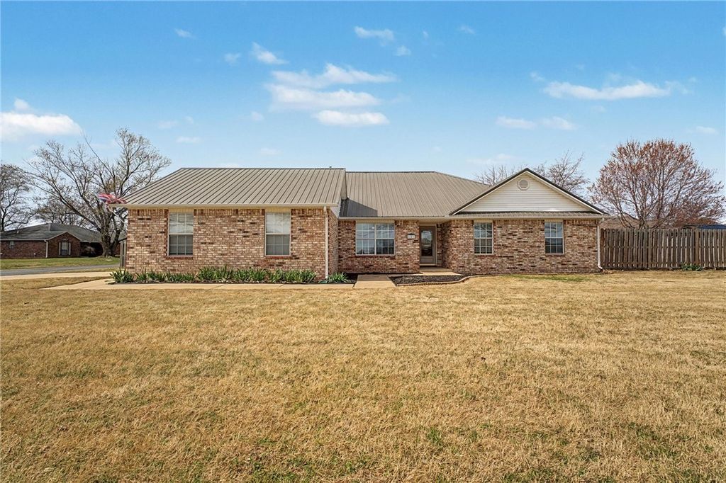 801 Pinoak Street, Centerton, AR 72719