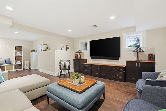 194 Lindbergh Ave, Needham, MA 02494