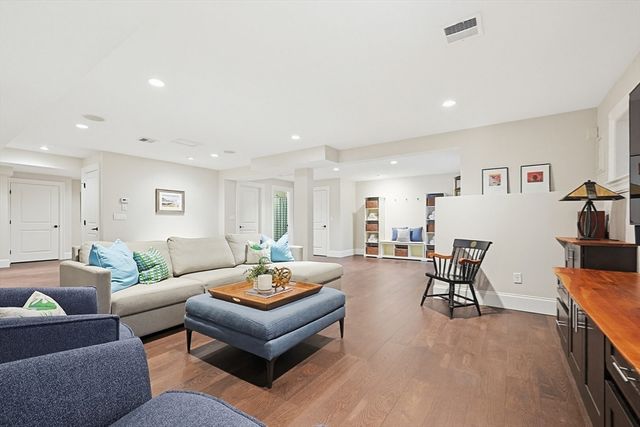 194 Lindbergh Ave, Needham, MA 02494