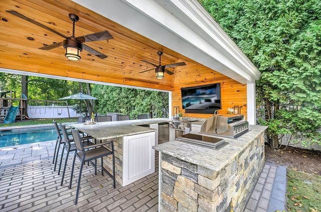 194 Lindbergh Ave, Needham, MA 02494