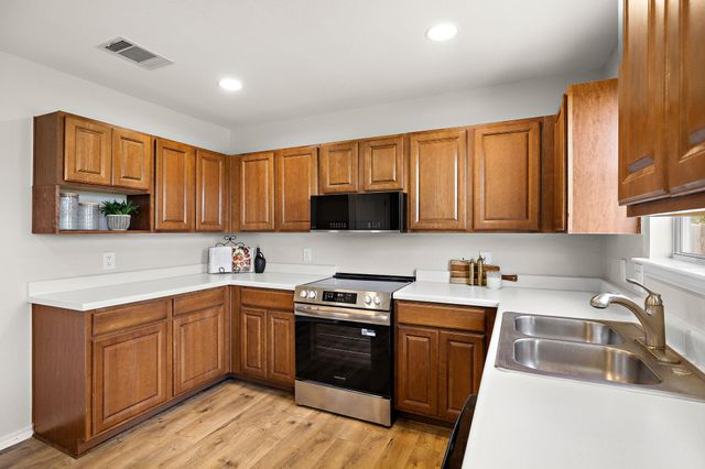 214 Brown ST, Hutto, TX 78634