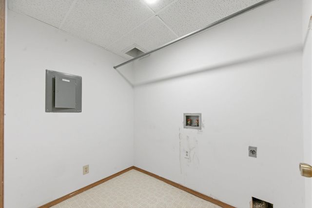 1933 N Pleasantview Cir, Wichita, KS 67203