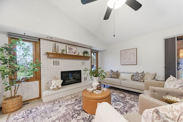 1933 N Pleasantview Cir, Wichita, KS 67203