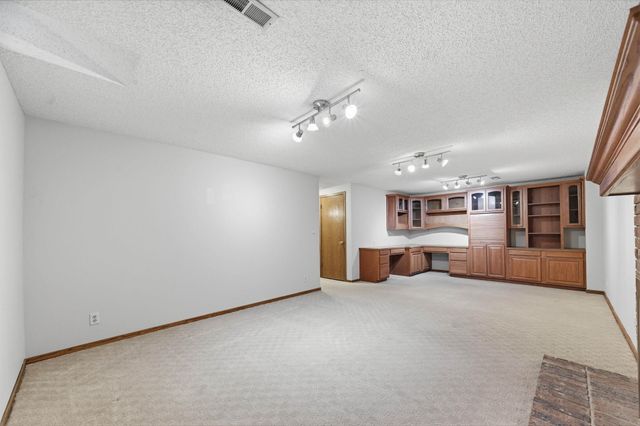 1933 N Pleasantview Cir, Wichita, KS 67203