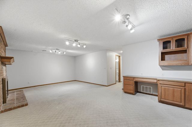 1933 N Pleasantview Cir, Wichita, KS 67203