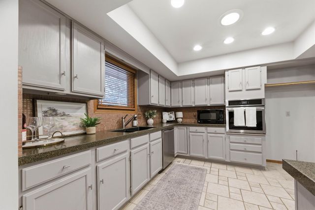 1933 N Pleasantview Cir, Wichita, KS 67203