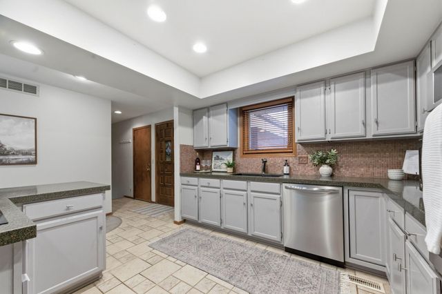 1933 N Pleasantview Cir, Wichita, KS 67203