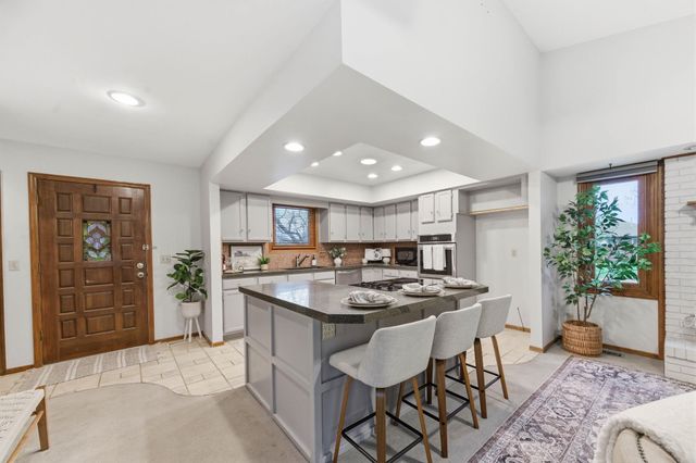 1933 N Pleasantview Cir, Wichita, KS 67203