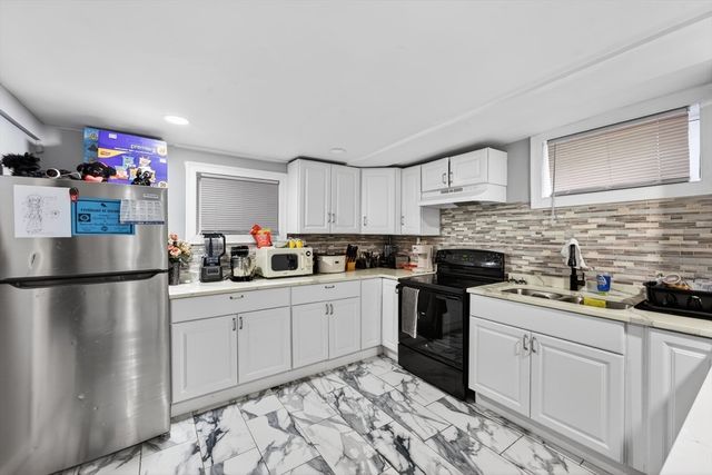 25 Tripoli St, Cranston, RI 02909
