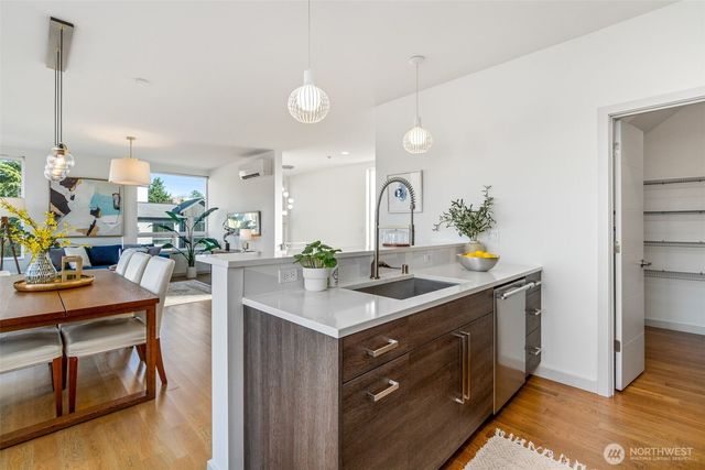 4459 Midvale Avenue N, Seattle, WA 98103