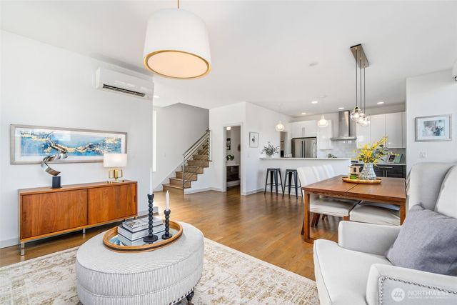 4459 Midvale Avenue N, Seattle, WA 98103