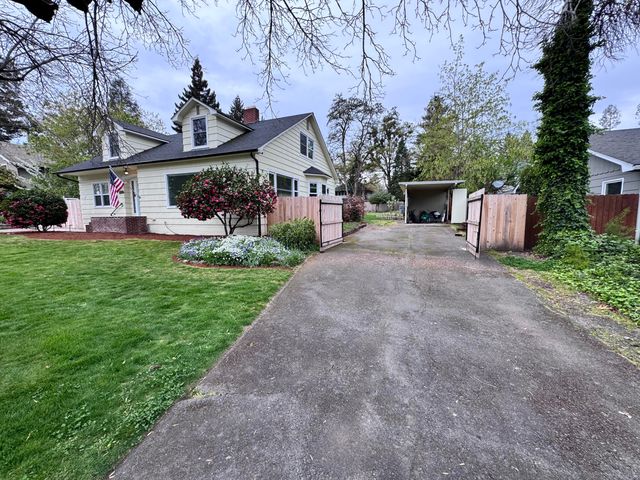 736 NW 3rd Street, Grants Pass, OR 97526