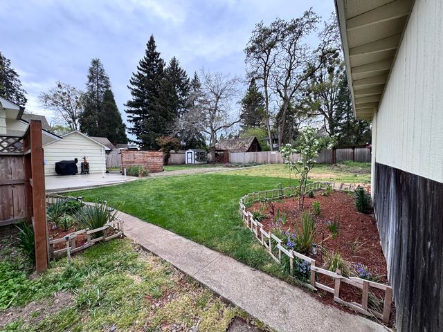 736 NW 3rd Street, Grants Pass, OR 97526