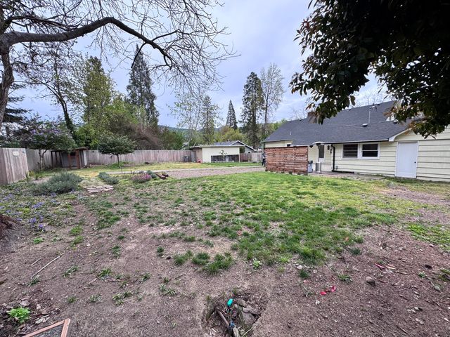 736 NW 3rd Street, Grants Pass, OR 97526