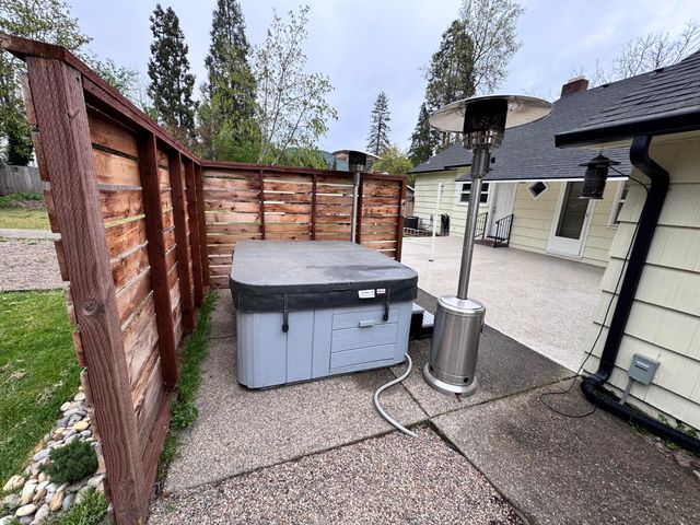 736 NW 3rd Street, Grants Pass, OR 97526