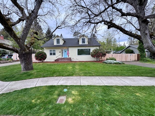 736 NW 3rd Street, Grants Pass, OR 97526