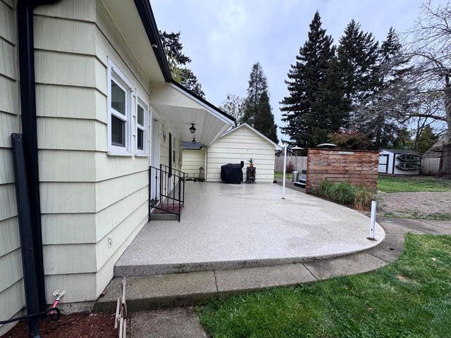 736 NW 3rd Street, Grants Pass, OR 97526