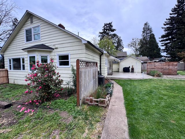 736 NW 3rd Street, Grants Pass, OR 97526