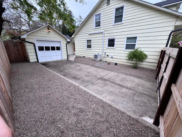 736 NW 3rd Street, Grants Pass, OR 97526