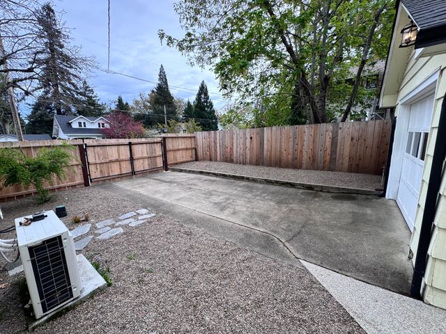 736 NW 3rd Street, Grants Pass, OR 97526