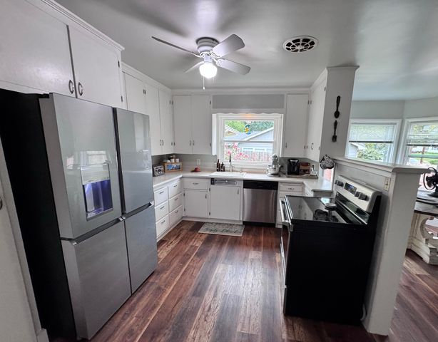 736 NW 3rd Street, Grants Pass, OR 97526