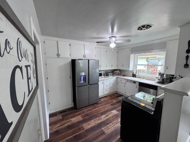 736 NW 3rd Street, Grants Pass, OR 97526