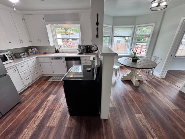 736 NW 3rd Street, Grants Pass, OR 97526